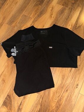 FIGS black jogger scrub set